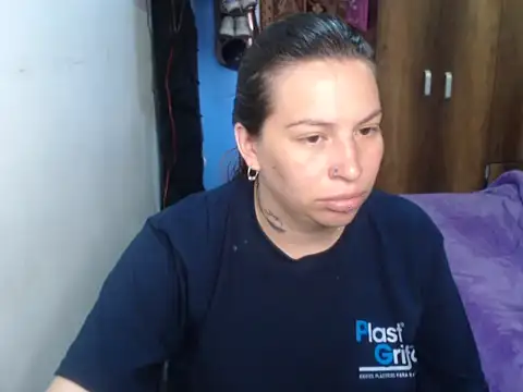 Snapshot of cloequeen15 chatting on April 17, 2026, 1:25 pm cloequeen15 online show from April 17, 2026, 1:25 pm