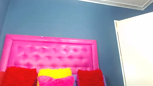 Snapshot of LoloQueen5 chatting on February 18, 2026, 11:12 pm LoloQueen5 online show from February 18, 2026, 11:12 pm