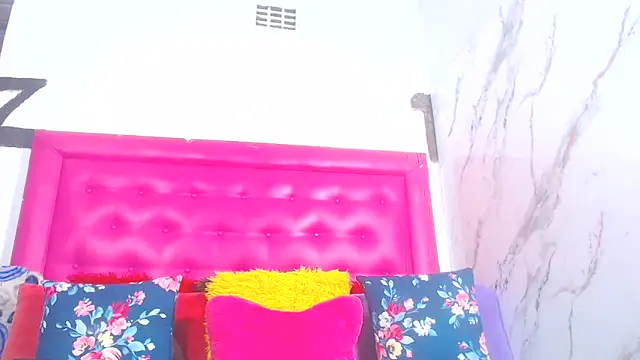 LoloQueen5 online show from June 8, 2026, 8:20 pm