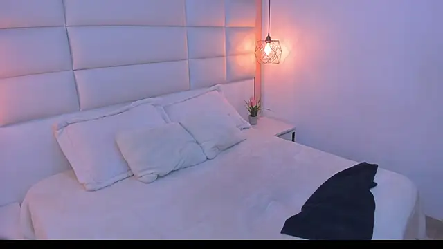 Snapshot of Salome_Smitth_1 chatting on April 8, 2026, 8:43 pm Salome Smitth 1 online show from April 8, 2026, 8:43 pm