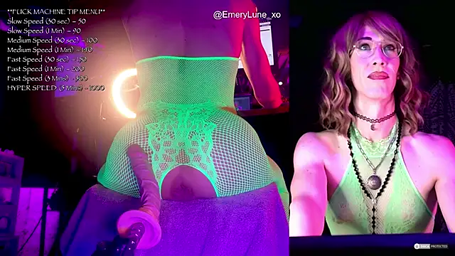 Snapshot of EmeryLune_xo chatting on October 22, 2025, 4:01 am EmeryLune xo online show from October 22, 2025, 4:01 am