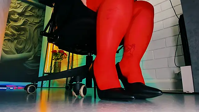 Snapshot of SladaDell chatting on October 7, 2025, 5:08 am SladaDell online show from October 7, 2025, 5:08 am