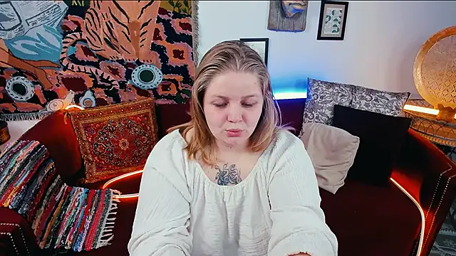 Snapshot of SladaDell chatting on September 13, 2025, 5:18 am SladaDell online show from September 13, 2025, 5:18 am