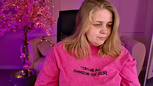 Snapshot of SladaDell chatting on September 29, 2025, 5:14 am SladaDell online show from September 29, 2025, 5:14 am