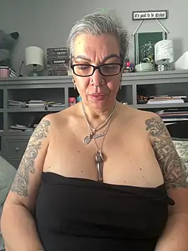 dieseldame1313 online show from May 7, 2026, 3:48 pm