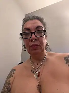 dieseldame1313 online show from February 7, 2025, 4:48 am