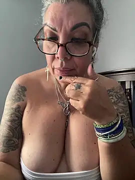 dieseldame1313 online show from November 9, 2025, 7:40 pm