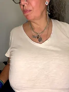 dieseldame1313 online show from December 3, 2025, 3:07 am