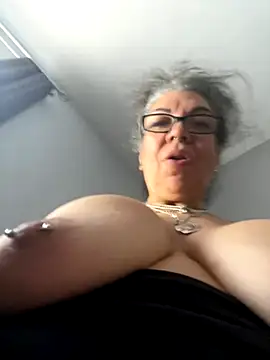 dieseldame1313 online show from October 23, 2025, 3:43 pm