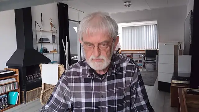 Snapshot of ewaldwillems99 chatting on April 2, 2026, 2:35 pm ewaldwillems99 online show from April 2, 2026, 2:35 pm