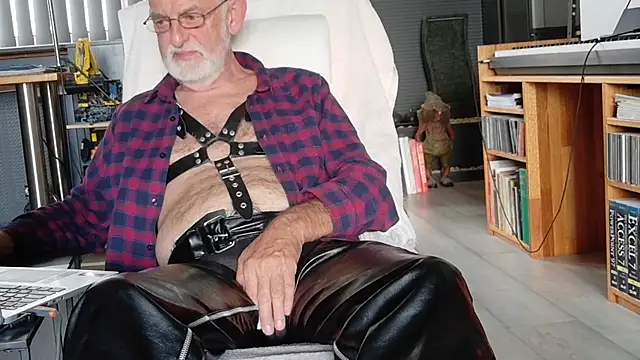 Snapshot of ewaldwillems99 chatting on October 17, 2025, 1:24 pm ewaldwillems99 online show from October 17, 2025, 1:24 pm