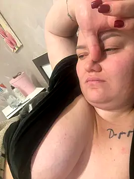 Snapshot of SunnyLeila2101 chatting on October 11, 2025, 8:10 pm SunnyLeila2101 online show from October 11, 2025, 8:10 pm