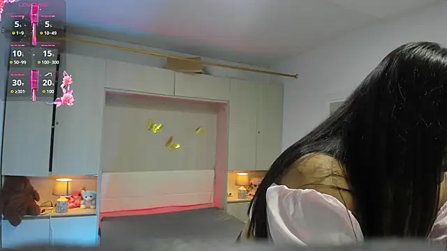 LilyWhitney online show from April 23, 2026, 4:08 am