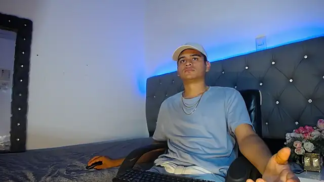 Charlie Cock  online show from November 25, 2025, 4:02 am