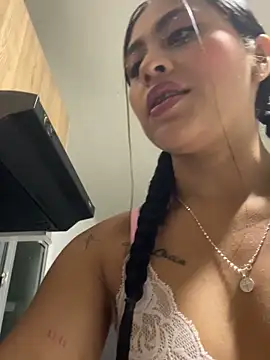 Snapshot of LuluMonroe_Eup chatting on November 14, 2025, 2:59 am LuluMonroe Eup online show from November 14, 2025, 2:59 am