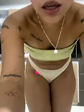 Snapshot of LuluMonroe_Eup chatting on November 19, 2025, 3:17 am LuluMonroe Eup online show from November 19, 2025, 3:17 am