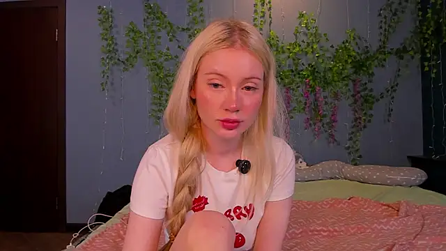 Snapshot of Lillie_Berry chatting on July 31, 2026, 5:18 am Lillie Berry online show from July 31, 2026, 5:18 am