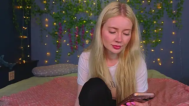 Snapshot of Lillie_Berry chatting on July 24, 2026, 4:41 am Lillie Berry online show from July 24, 2026, 4:41 am