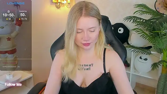 Snapshot of Lillie_Berry chatting on November 23, 2025, 4:44 am Lillie Berry online show from November 23, 2025, 4:44 am