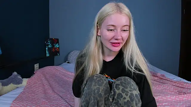 Snapshot of Lillie_Berry chatting on July 2, 2026, 5:24 am Lillie Berry online show from July 2, 2026, 5:24 am