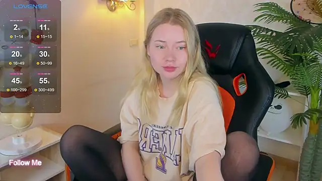 Snapshot of Lillie_Berry chatting on November 23, 2025, 4:50 pm Lillie Berry online show from November 23, 2025, 4:50 pm