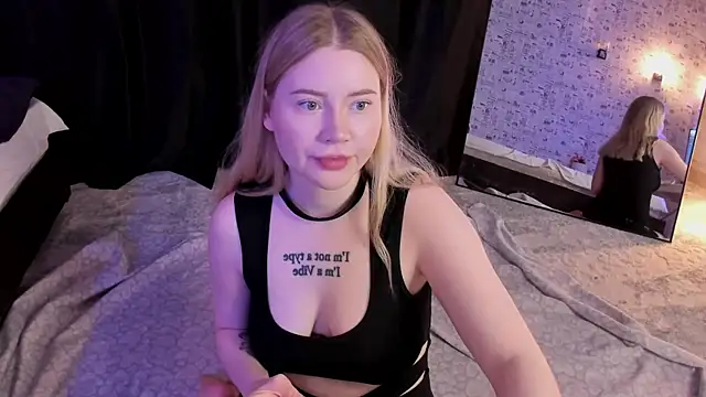 Snapshot of Lillie_Berry chatting on November 19, 2025, 4:34 am Lillie Berry online show from November 19, 2025, 4:34 am