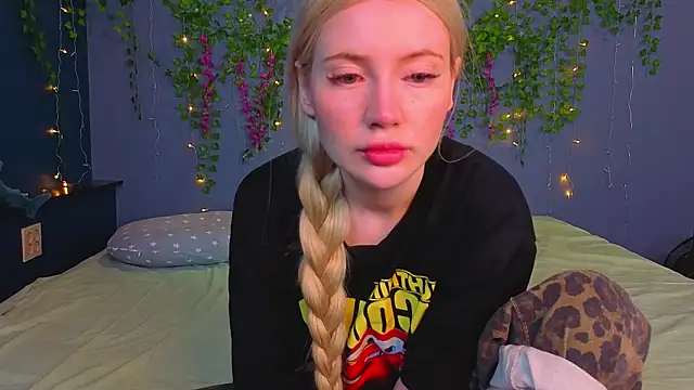 Snapshot of Lillie_Berry chatting on July 19, 2026, 4:21 am Lillie Berry online show from July 19, 2026, 4:21 am