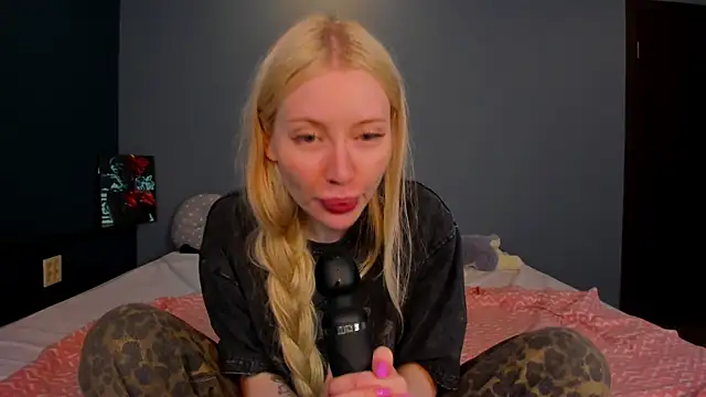 Snapshot of Lillie_Berry chatting on July 12, 2026, 5:19 am Lillie Berry online show from July 12, 2026, 5:19 am