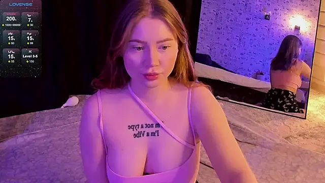 Snapshot of Lillie_Berry chatting on November 7, 2025, 4:39 am Lillie Berry online show from November 7, 2025, 4:39 am