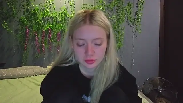 Snapshot of Lillie_Berry chatting on July 25, 2026, 4:53 am Lillie Berry online show from July 25, 2026, 4:53 am