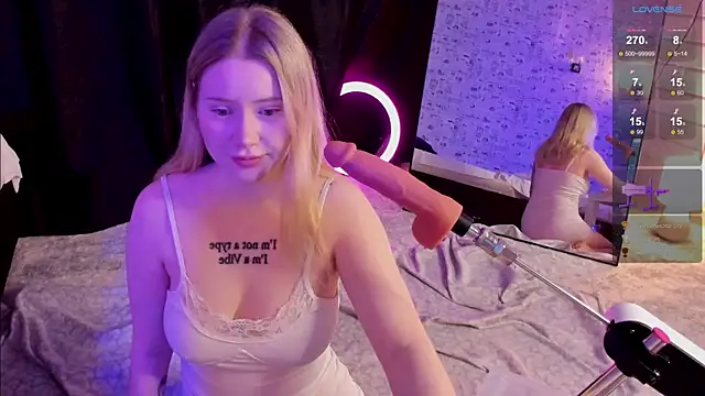 Snapshot of Lillie_Berry chatting on December 1, 2025, 4:35 am Lillie Berry online show from December 1, 2025, 4:35 am