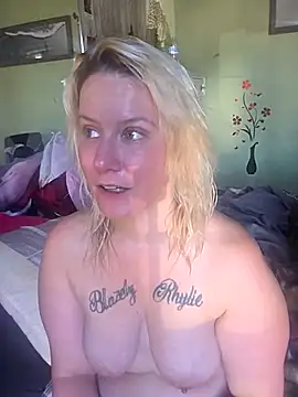 Snapshot of RhondaRump chatting on November 19, 2025, 4:29 pm RhondaRump online show from November 19, 2025, 4:29 pm