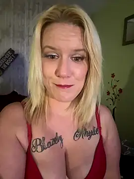 Snapshot of RhondaRump chatting on October 23, 2025, 12:09 am RhondaRump online show from October 23, 2025, 12:09 am