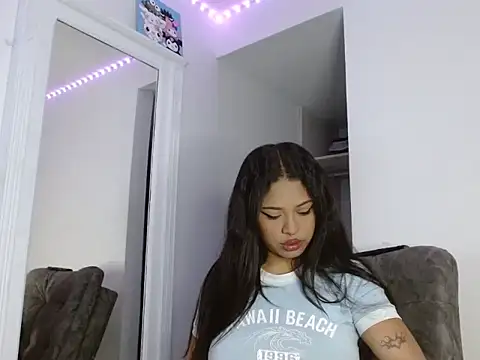 Snapshot of reina_reina chatting on November 5, 2025, 10:57 pm reina reina online show from November 5, 2025, 10:57 pm