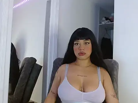 Snapshot of reina_reina chatting on October 28, 2025, 12:55 am reina reina online show from October 28, 2025, 12:55 am