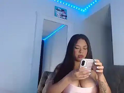 Snapshot of reina_reina chatting on October 27, 2025, 12:00 am reina reina online show from October 27, 2025, 12:00 am