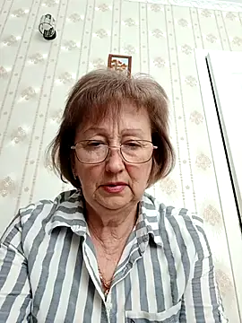 AlikaSwan5821 online show from May 7, 2026, 12:19 pm