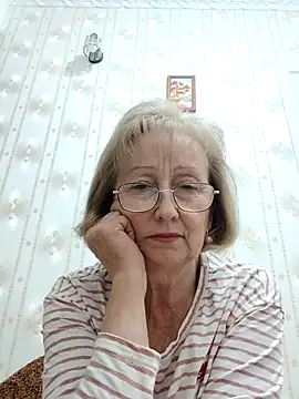 AlikaSwan5821 online show from November 6, 2025, 7:29 pm