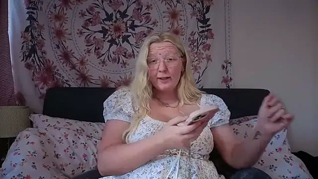 Snapshot of Daisyxoxo_ chatting on May 17, 2026, 8:25 am Daisyxoxo online show from May 17, 2026, 8:25 am
