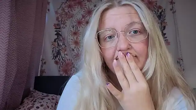 Daisyxoxo  online show from September 23, 2025, 8:32 am