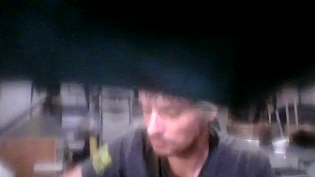 Snapshot of RichardW chatting on October 24, 2025, 5:28 am RichardW online show from October 24, 2025, 5:28 am