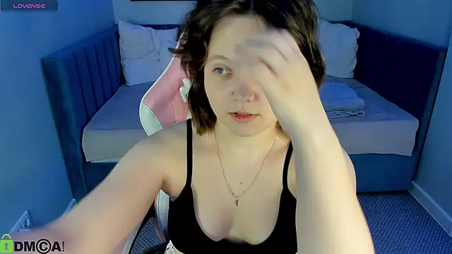 Nina Lunaa online show from October 7, 2025, 1:06 am