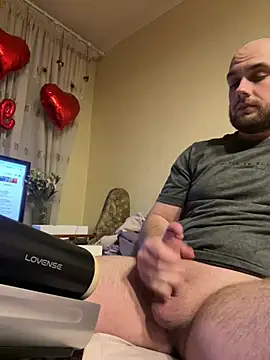 Snapshot of LuckyGirlfriends chatting on April 27, 2026, 9:57 pm LuckyGirlfriends online show from April 27, 2026, 9:57 pm