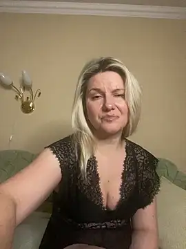 AliceSwan4011 online show from February 9, 2026, 3:54 pm