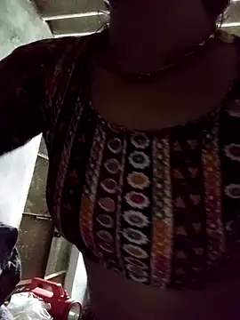 Snapshot of MISS_LOVE_001 chatting on November 2, 2025, 6:35 pm MISS LOVE 001 online show from November 2, 2025, 6:35 pm