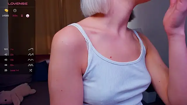Snapshot of JeraldineBeaton chatting on September 9, 2025, 8:24 am JeraldineBeaton online show from September 9, 2025, 8:24 am