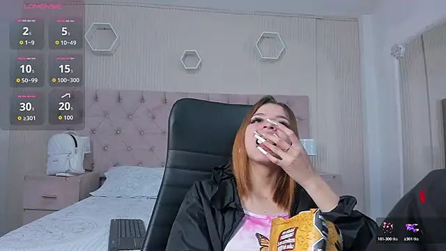 Snapshot of MadisonSky_ chatting on November 8, 2025, 1:25 pm MadisonSky online show from November 8, 2025, 1:25 pm