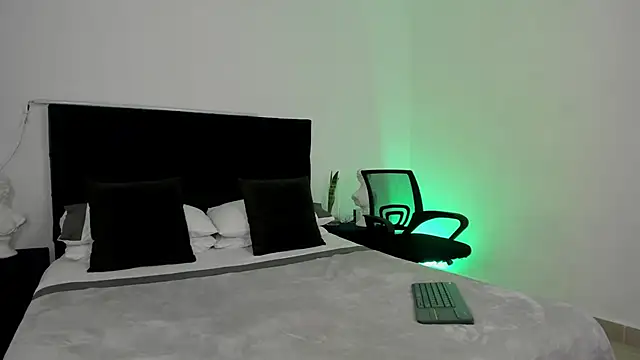 Snapshot of AlexanderHall chatting on October 31, 2025, 12:18 am AlexanderHall online show from October 31, 2025, 12:18 am