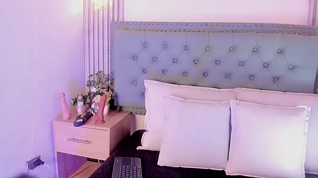 Snapshot of ValeriaJulio_ chatting on October 29, 2025, 7:24 pm ValeriaJulio online show from October 29, 2025, 7:24 pm