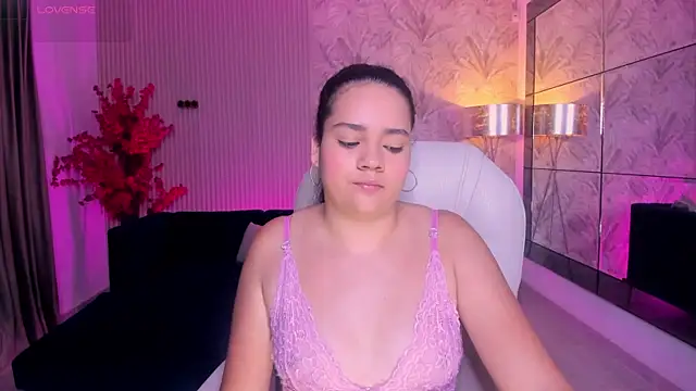 Snapshot of karlie_small chatting on August 2, 2026, 11:19 am karlie small online show from August 2, 2026, 11:19 am